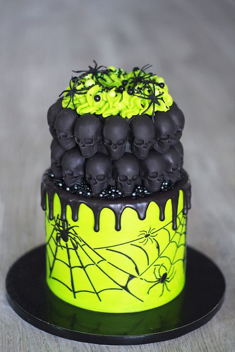 Halloween Cake Spooky, Gothic Birthday Cakes Beautiful, Small Halloween Cakes Ideas, Halloween Drip Cake, Spooky Halloween Cake Ideas, Kids Halloween Birthday Cake, Halloween Themed Birthday Cake, Horror Cake Ideas, Halloween Buttercream Cake