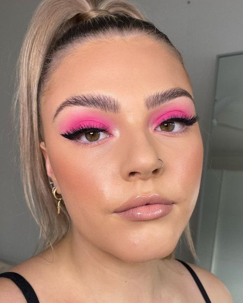 DANI COUSENS 🦋 MAKEUP ARTIST on Instagram: “Totally loving the contrast of the black liner against hot pink 💗 @rani.curry Using @maccosmeticsaustralia ‘bright pink’ shadow and…” Hot Pink Blush Makeup Look, Hot Pink Eye Shadow Look, Bright Pink Makeup Looks, Neon Pink Makeup Looks, Neon Pink Eyeshadow Looks, Bright Pink Eyeshadow Looks, Pink Shadow Makeup, Hot Pink Eyeshadow Looks, Hot Pink Eye Makeup