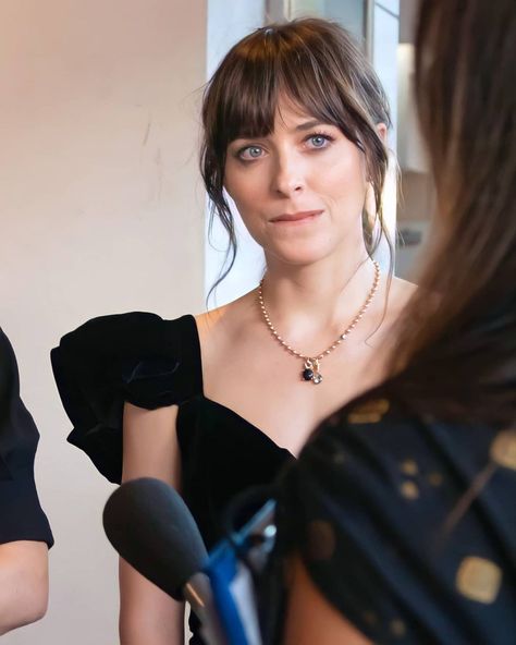 Dakota Johnson Bangs, Dakota Style, Dakota Mayi Johnson, Dakota Johnson Style, Mill Valley, Trendy Wedding Hairstyles, Hair Women, Prom Hairstyles, Dream Hair