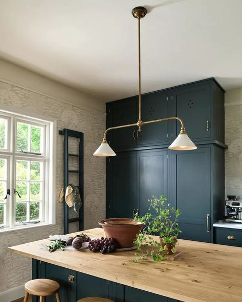 Space of the Week: This London Kitchen Features the Most Unexpected Cabinet Colors Devol Shaker Kitchen, Wooden Worktops, Simple Chandelier, Devol Kitchens, London Kitchen, Shaker Kitchen, Kitchen Pendants, Kitchen Wallpaper, Blue Kitchens