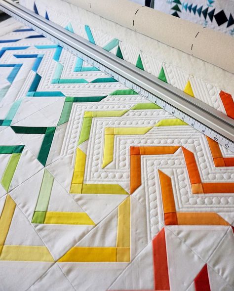 Iva Steiner on Instagram: “Es ist wieder mal ein Regenbogen-Quilt auf meiner Longarm. Ich liebe diesen Farbverlauf einfach. Und durch die vielen 1/2 Inch Kreise bin…” Quilting, On Instagram, Instagram