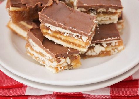 Simple Toffee Recipe Easy Toffee Recipe, Club Cracker, Salty Sweet Desserts, Easy Toffee, Holiday Treats Recipes, Butter Desserts, Christmas Eats, Club Crackers, Kit Kat Bars