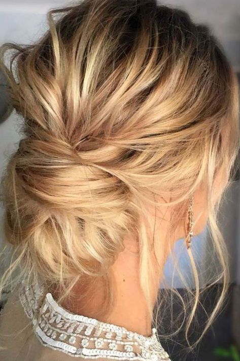 Le chignon flou et bas - Coiffure femme 2020 : les tendances à adopter cette année Peinados Recogidos, Updos For Medium Length Hair, Wedding Hair Inspiration, Low Bun, Trending Hairstyles, Hair Updo, Homecoming Hairstyles, Bridesmaid Hair, Hair Updos