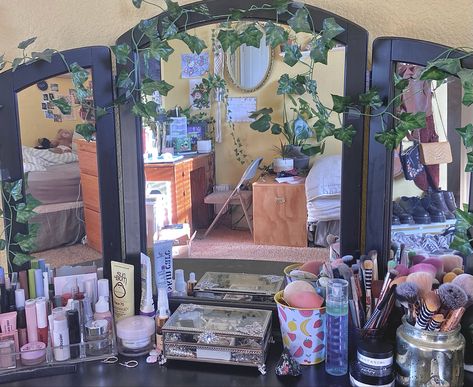 Grunge Vanity Ideas, Indie Vanity, Grunge Vanity, Makeup Station In Bedroom, Grunge Desk, Camera Grunge, 90s Vanity, Alt Bedroom, Dresser Inspiration