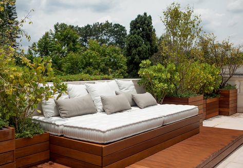 Edu Castello Sofa Area Externa, Small Apartment Balcony Ideas, Apartment Balconies, Chaise Sofa, Outdoor Sectional Sofa, Small Apartments, Club House, Outdoor Bed, Exterior Design