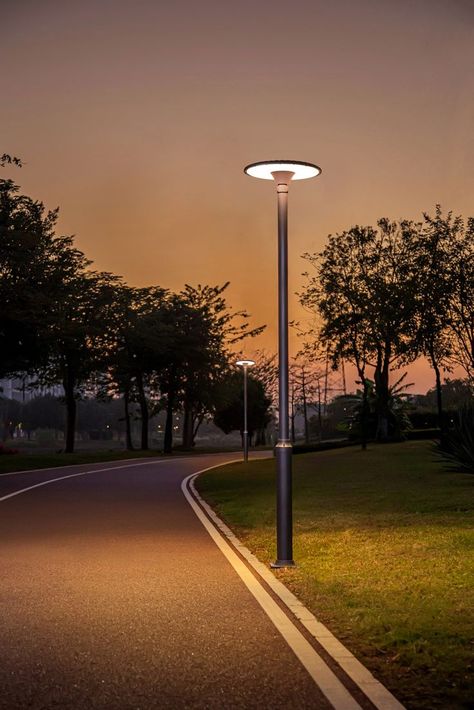 Street Design Architecture, Modern Street Light, Street Lamp Design, Urban Lighting Design, Street Light Design, Park Lighting, Park At Night, Urban Light, Outdoor Restaurant Design