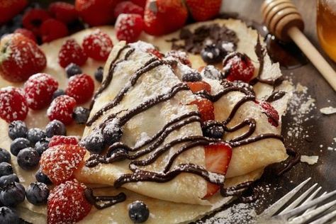 Francia y su gastronomía. Descubre los 10 platos típicos franceses imprescindibles. Si viajas a Francia esta guía de sus platos típicos será muy útil para ti. Shrove Tuesday Pancake Recipe, Shrove Tuesday Pancakes, Ruben Amorim, Nutella Pancakes, Breakfast Crepes, Sweet Crepes, Perfect Pancakes, Pies Maker, Gluten Free Sweet