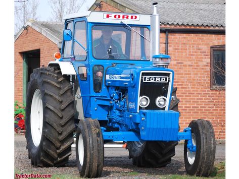 European Ford 7600 with cab. Pulling Tractors, Tractor Photos, Tractor Pictures, Big Tractors, Ford Tractor, Agriculture Machinery, Kitchen Design Color, Heavy Construction Equipment, New Tractor