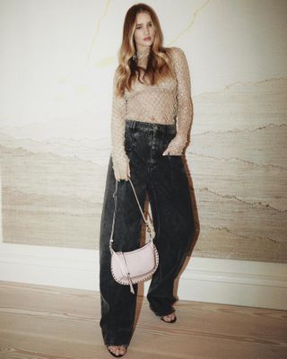 I'm Lazy But Want to Look Good��—These 6 Simple Party Outfits Are Perfect Cool Night Out Outfit, Pleated Skirt And Sweater, Casual Party Outfits, Rosie Alice Huntington Whiteley, Clothing Pictures, Jeans And A Nice Top, Rosie Hw, Metallic Pleated Skirt, Cool Night