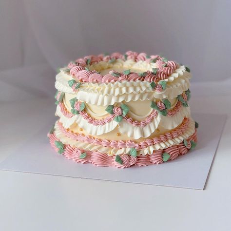 #sweets #desserts #sobremesa #doces #cake #bolo Cake Minimalist, Tårta Design, Lemon And Raspberry, Vintage Pasta, Bolo Vintage, Minimalist Cake, Birthday 30, Vintage Birthday Cakes, Pastel Cakes