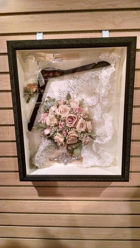 Shadow Box Ideas, Diy Wedding Guest Book, Wedding Shadow Box, Bouquet Box, Diy Shadow Box, Diy Event, Wedding Keepsakes, Wedding Memorial, Wedding Boxes