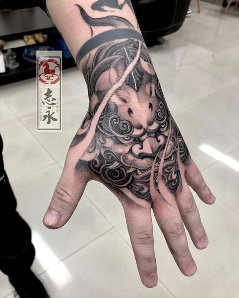 Dragon Hand Tattoo, Foo Dog Tattoo Design, Japanese Hand Tattoos, Tatuaje Trash Polka, Tatuaje Cover Up, Herren Hand Tattoos, Foo Dog Tattoo, See Tattoo, Samurai Tattoo Design