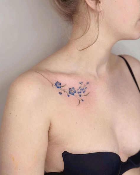 𝑬𝑽𝑨 𝑬𝑫𝑬𝑳𝑺𝑻𝑬𝑰𝑵 | 𝐓𝐚𝐭𝐭𝐨𝐨 𝐀𝐫𝐭𝐢𝐬𝐭 (@eva_tattooist) • Instagram photos and videos Floral Tattoo Design Collarbone, Small Blue Flower Tattoo, Periwinkle Flower Tattoo, Blue Bell Tattoo, Flower Tattoo Collar Bone, Collarbone Flower Tattoo, Blue Flowers Tattoo, Delphinium Flower Tattoo, Forget Me Nots Tattoo