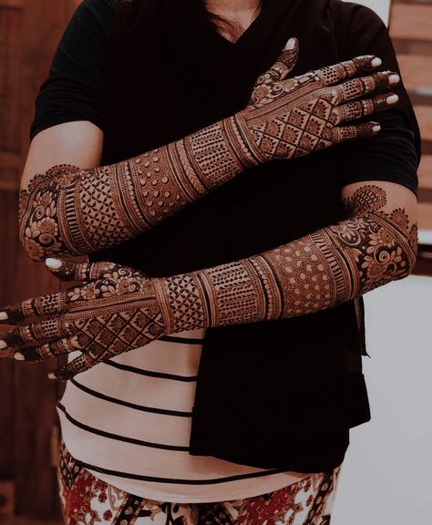 Beautiful Simple Mehndi Design, New Bridal Mehndi Designs, Mehndi Designs Bridal Hands, Legs Mehndi Design, Mehndi Designs For Kids, Bridal Henna Designs, Simple Mehndi Designs Fingers, Stylish Mehndi, Full Mehndi Designs