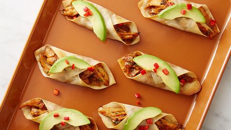 Bachelorette Party Appetizers, Mini Aperitivos, Taco Appetizers, Wonton Appetizers, Wonton Wrapper Recipes, Wonton Tacos, Wonton Recipes, Mini Appetizers, Wonton Wrappers