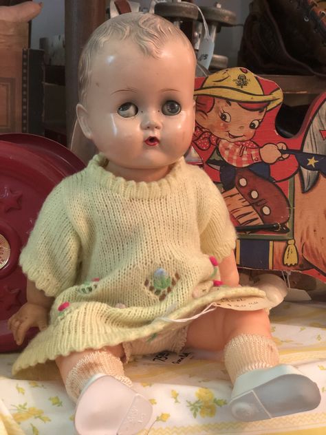 Old Dolls Vintage Creepy, Old Dolls Aesthetic, Creepy Doll Aesthetic, Porcelain Dolls Vintage, Baby Doll Eyes, Pink Baby Room, Creepy Baby Dolls, Creepy Kids, Creepy Doll