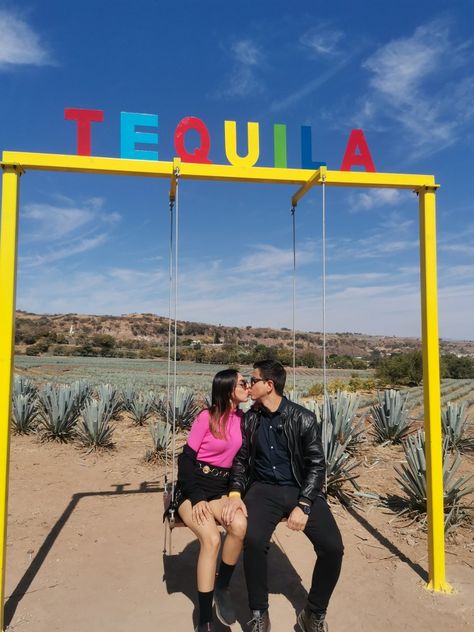 Foto en pareja en Tequila, Jalisco Outfit Para Tequila Jalisco, Jalisco Outfits, Outfits Guadalajara, Tequila Jalisco Outfit, Mexico Travel Outfit, Tequila Jalisco, Outfits For Mexico, Vans Outfit, Celebrity Plastic Surgery