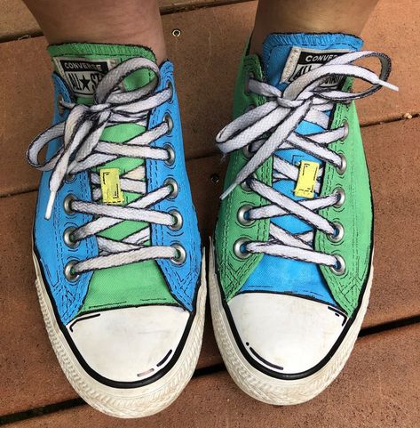 Cartoon Converse, Shoe Art Designs, Chucks Shoes, Shoes Cartoon, Painted Converse, Comic Costume, Painted Sneakers, Cartoon Shoes, Battle Jacket