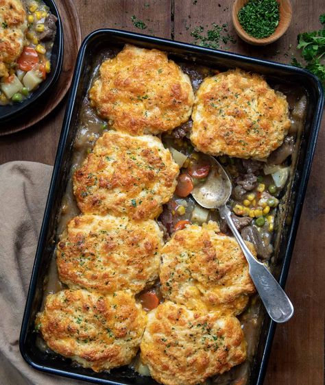 Filled with tender beef and lots of vegetables, Beef Pot Pie Casserole is a hearty and satisfying meal! Ground Beef Pot Pie With Biscuits, Vegetable Beef Casserole, Pot Pie Recipe Beef, Beef Pot Pie Casserole, Beef Pot Pie Recipe, Biscuit Pot Pie, Beef Pot Pie, Beef And Vegetables, Vegetable Pot Pies