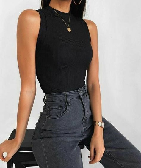 Quer fazer com que sua rotina de escolha de roupas seja mais prática? Manas, temos uma solução para vocês! O body Feminino Preto é bem confortável, veste bem no corpo e combina facilmente com outras peças do guarda roupa. Torna a rotina de escolha de roupas mais prática e seus looks casuais e elegantes! Mode Inspo, Looks Chic, Fashion Aesthetic, Outfits Fashion, Fashion Mode, Looks Vintage, Outfits Casuales, Black Top, Cute Casual Outfits