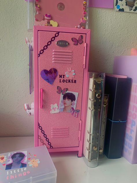 glitter mini locker. bts kpop decoration. deco. Pink Mini Locker, Kpop Locker Decor, Mini Locker Ideas, Mini Locker Kpop, Mini Locker Decor, Loker Ideas, Cute Locker Decorations, Pink Locker, Cute Locker Ideas