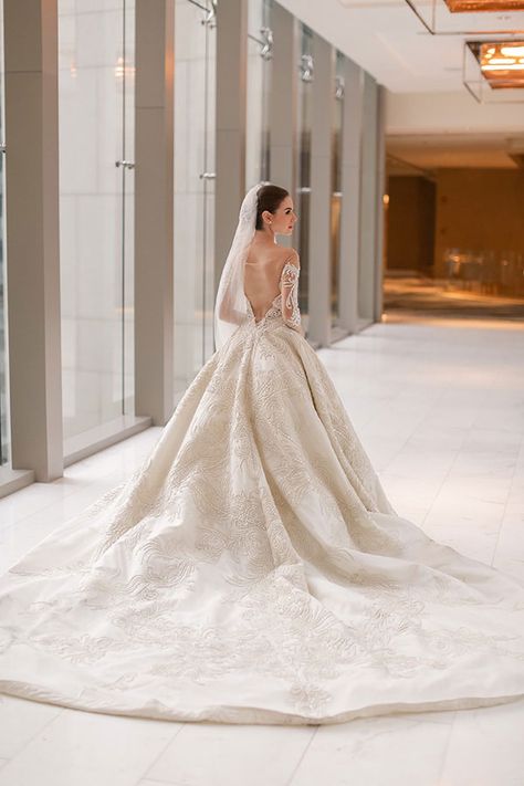 Francis Libiran Wedding Gown | Photo: Pat Dy Francis Libiran Wedding Gown, Classic Lace Wedding Dress, Francis Libiran, Hairstyles Bride, Mermaid Ideas, Hairstyles Blonde, Homemade Wedding, Dresses Beach, Wedding Indian