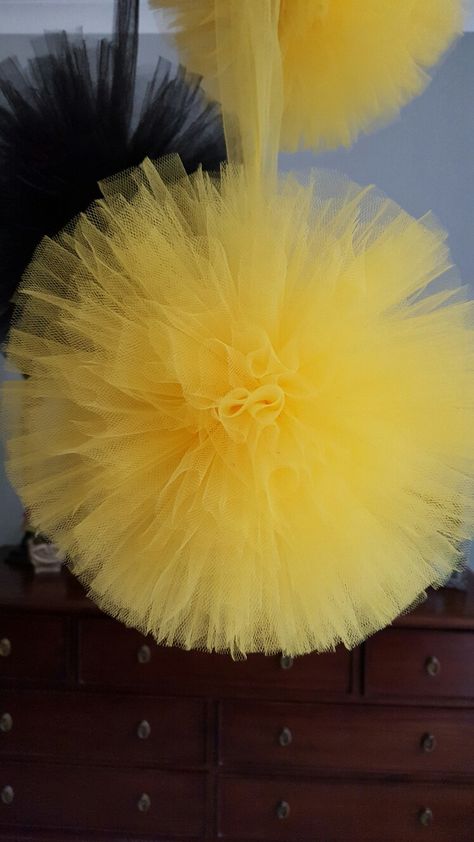 Yellow tulle pom poms ... Pompon Tulle, Tulle Poms, Tulle Balls, Pom Poms, Dandelion, Pom Pom, Craft Ideas, Yellow, Plants