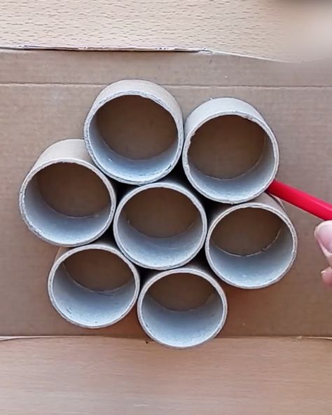 Cardboard Tube Art, Make A Jewelry Box, Cardboard Decor, Cardboard Tube Crafts, Diy Jewelry Box, Tube Crafts, Toilet Paper Tubes, Cardboard Diy, Cardboard Jewelry