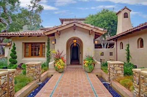 16 Tempting Mediterranean Entrance Designs That Will Stun You Mediterranean Entrance, Inside Architecture, Mediterranean Exterior Homes, Luxury Mediterranean Homes, Stucco House, Mediterranean Homes Exterior, Mediterranean Exterior, Mediterranean Mansion, Mediterranean Interior