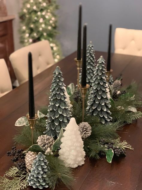 Black And Green Christmas Table Decor, Forest Green And White Christmas Decor, Christmas Green And Black, Table Tree Christmas, Christmas White And Green, Christmas Decor Green And White, Christmas Candle Table Centerpieces, Green Black Christmas Decor, Green Christmas Tablescapes