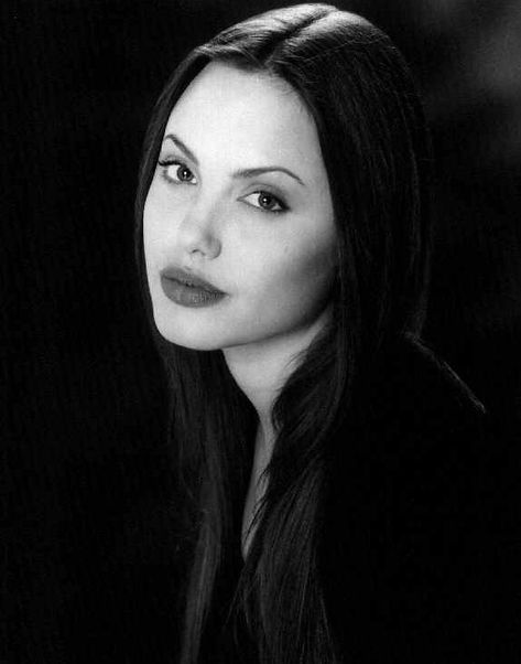 Angelina Jolie Angelina Jolie Black Hair, Celebrity Portraits Photography, Angelina Jolie Young, Angelina Jolie Photoshoot, Angelina Jolie 90s, 2000s Girl, Romantic Girl, Photographie Inspo, Iconic Women