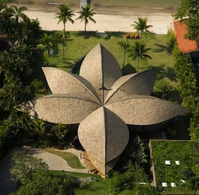 This Brazilian home employs an open floor plan to create a strong cross-breeze—important in such a balmy climate. The leaf-shaped roof traps the cool air inside and protects the house from the hot sun. If the distinctive botanical form doesn’t leave you feeling at one with nature, the swimming pool that stretches from the backyard to the indoors might do the trick. Architecture Cool, Architecture Unique, Eco Architecture, Unusual Buildings, Desain Lanskap, Unusual Homes, Renzo Piano, Tropical House, Organic Architecture