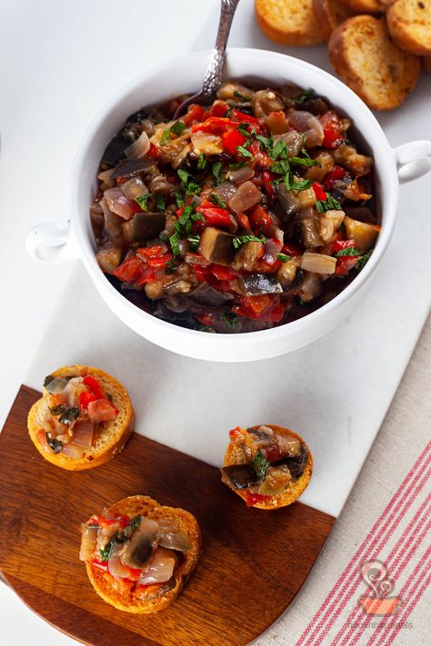 Caponata de berinjela e hortelã Cheap Vegan, Low Carb Eating, Skinny Taste Recipes, Keto Diet Meal Plan, Keto Snacks, Vegetable Dishes, Weeknight Dinner, Chana Masala, Quick Meals