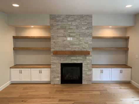 Light Wood Shelves, Light Stone Fireplace, Sunroom Layout, Modern Fireplace Ideas Living Rooms, Built In Around Fireplace, Farmhouse Fireplace Decor, Vaulted Ceiling Living Room, Built In Shelves Living Room, Living Room Built Ins