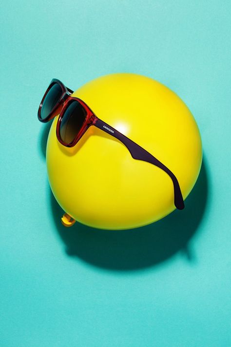 Hey there, Sunny! #funny #balloon #yellow #bright #sunglasses #sunny #abstract #still #life #photography Eyewear Advertising, Sunglass Photography, Theo Eyewear, Eyewear Photography, Eyewear Store Design, Yellow Sunglasses, Yellow Balloons, Ad Fashion, Still Life Photos