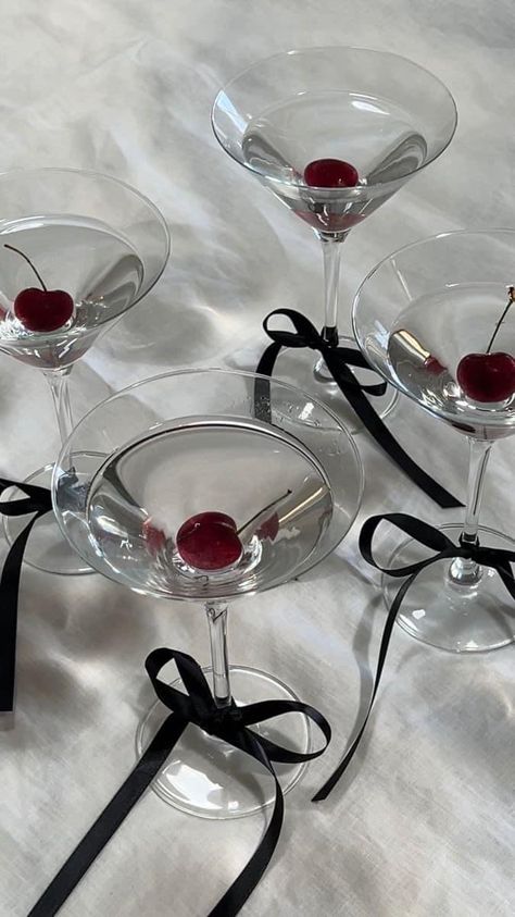 Dinner Birthday Decoration, 25 Year Birthday Ideas, 25th Birthday Party Decor, 20s Aesthetic Party, Roaring 20s Aesthetic Party, Martini Party Ideas, Martini Themed Birthday Party, Vintage Party Aesthetic, Martini Party Ideas Decoration