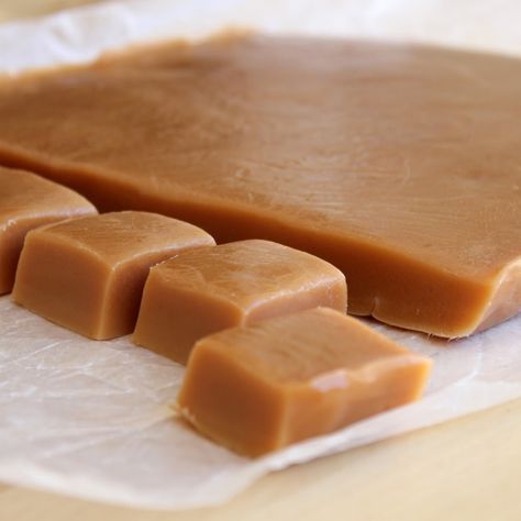 These are delicious. Just watch your temperature closely on these. Homemade Soft Caramels, Soft Caramels Recipe, Soft Caramels, Soft Caramel, Caramel Recipes, Homemade Candies, Homemade Caramel, Köstliche Desserts, Candy Desserts