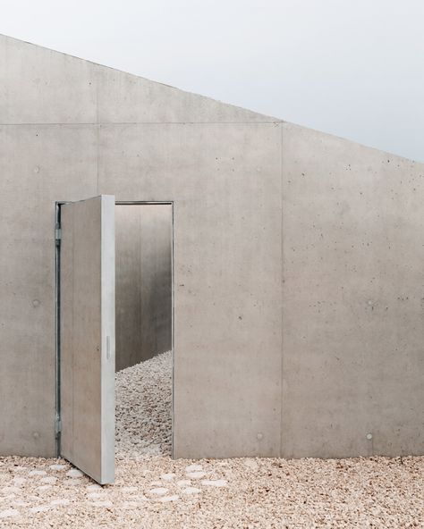 Monolithic concrete walls enfold minimalist Pyramid House in Switzerland Pyramid House, Small Patio Spaces, Hanging Fireplace, Internal Courtyard, Small Courtyards, Curved Staircase, Concrete House, Concrete Structure, Row House