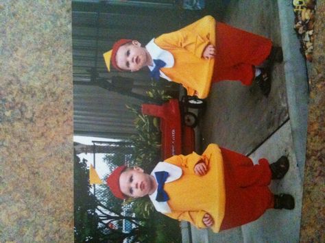 This is the perfect Twiddle Dee and Twiddle Dumb costume because it is very crazy and outstanding. It matches all the events and characters in Alice in Wonderland. The two of the costume is perfect for twins. Making the costume chubby makes it more cute. Having the flags sticking up on the hat is really cute. Matching bow ties makes it even cuter. Halloween Costumes Matching, Pair Costumes, Twin Costumes, Twin Halloween, Boys Costumes, Twin Halloween Costumes, Twin Baby Boys, Matching Costumes