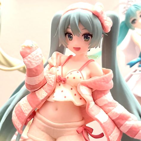 room wear miku prize figure owned by @mikutheworld on pinterest editted in photo app and picsart Miku Room, Miku Figure, Room Wear, Vocaloid, How To Wear, Figurine