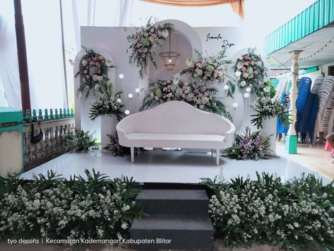 Pelaminan Modern, Dekor Pelaminan, Wedding Muslim, Wedding Arch Flowers, Intimate Wedding Ideas, Wedding Planning Timeline, Arch Flowers, Wedding Decor Ideas, Agust D