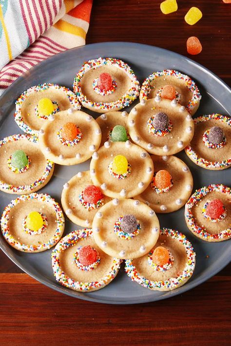 Sombrero Cookies Are The Cutest Cinco De Mayo Dessert You'll Ever MakeDelish Sombrero Cookies, Taco Party, Mexican Dinner, 5 De Mayo, Mexican Dessert, Sugar Cookie Dough, Party Desserts, Health Healthy, Rice Krispies