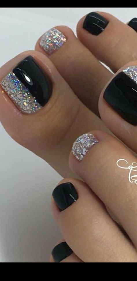 Black Silver Pedicure, Silver Toenails Glitter, Pedicure Ideas With Glitter, Fancy Pedicure Toenails, Homecoming Toenails, Sparkly Black Toenails, Pedicure For Black Tie Event, Winter Toenails 2024, Short Classy Nails Natural