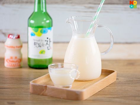 Happy hour recipe for Korean Yakult Soju, you only need 3 ingredients and 10 minutes. Soju Recipe, Yakult Soju, Korean Drinks Recipe, Soju Recipes, Soju Drinks, Soju Cocktail, Korean Drinks, Girly Drinks, Happy Hour Food