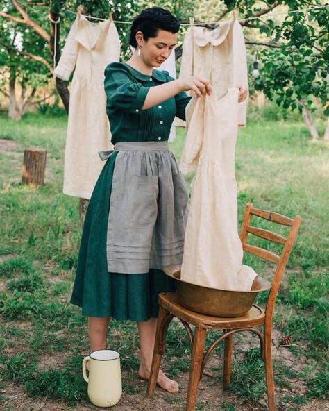 Pioneer Clothing, Apron With Pockets, Retro Apron, Style Cottage, Cottagecore Style, Half Apron, Apron Pockets, Wardrobe Basics, Linen Apron