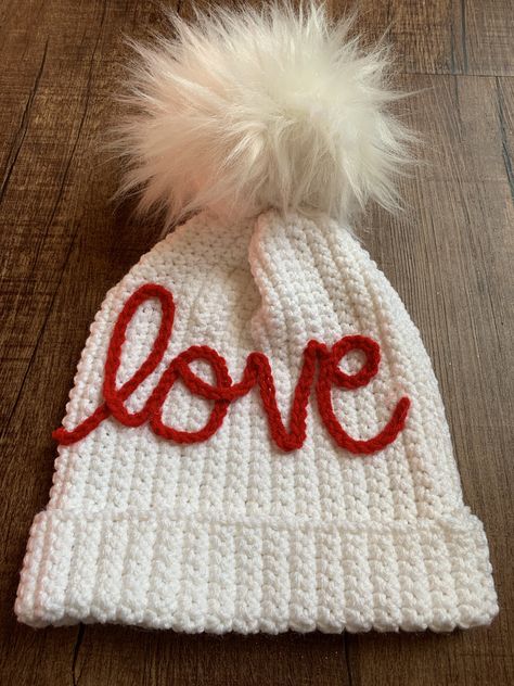 Valentine Hats, Bandeau Au Crochet, Crochet Heart Pattern, Crochet Hat Free, Bonnet Crochet, Valentines Crochet, White Love, Crochet Cap, Crochet Decoration