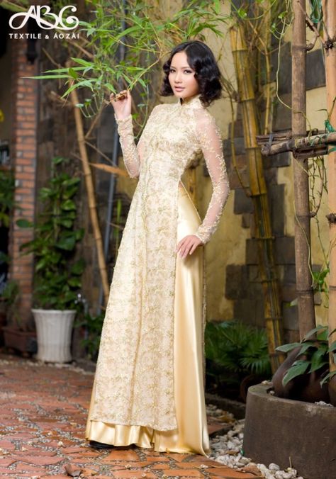 I like this tone of gold. White And Gold Ao Dai, Bridesmaid Ao Dai, Gold Ao Dai, Tea Ceremony Wedding, Country Theme Wedding, Gold Bridesmaids, Qipao Dress, Ceremony Wedding, Short Lace Dress