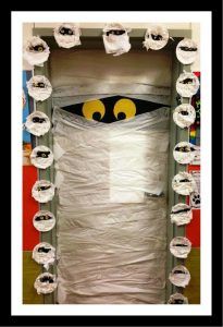 halloween-door-decoration-idea-for-kid Porta Halloween, Halloween Classroom Door, Halloween Diy Door, Halloween Front Doors, Halloween Classroom, Halloween Door Hangers, Diy Halloween Decor, Door Decorating, Adornos Halloween