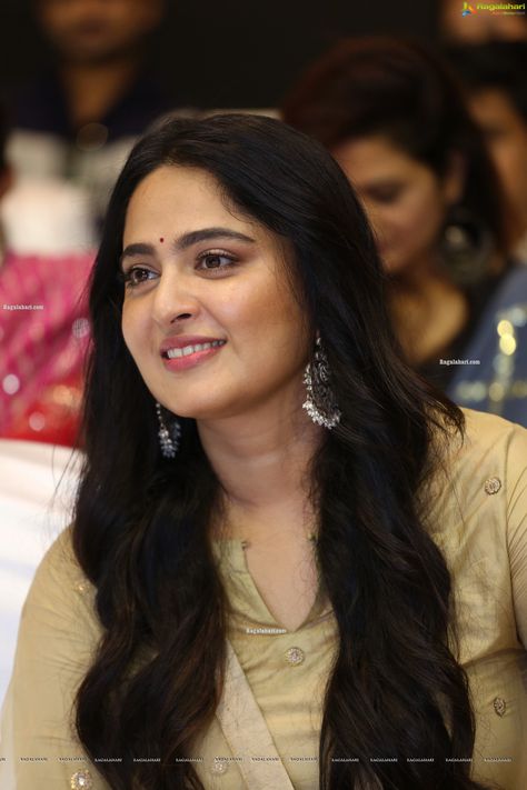 Anushka Shetty at Nishabdham Pre Release Event - HD Gallery Anuska Setty, Anushka Shetty Images, Anushka Photos, Black Background Photography, Anushka Shetty, Beauty Posters, Indian Dresses Traditional, Dark Brown Hair Color, Malayalam Actress