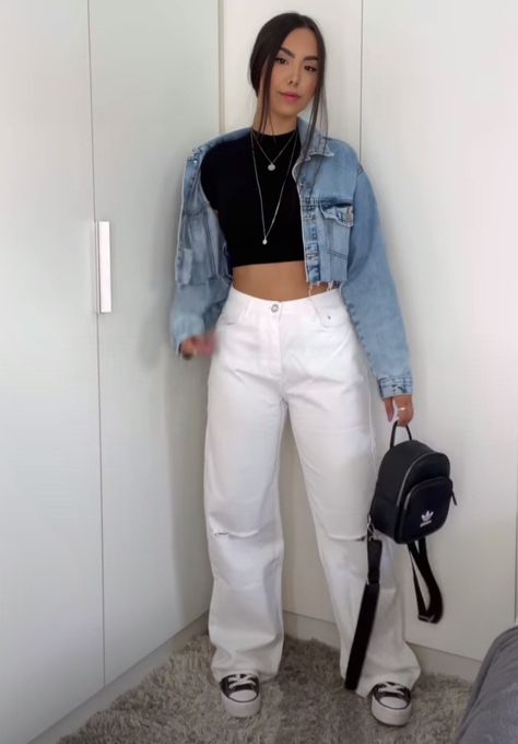 Wide Leg White Pants Outfit, White Mom Jeans Outfit, Wide Leg Outfit, Outfits Nyc, White Pants Outfit, Outfits Con Jeans, White Jeans Outfit, Mom Jeans Outfit, Outfit Streetwear